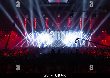 Konzert menge Spaß an einem Rock Konzert. Große Konzertsaal mit einer großen Bühne. Eine Menge Leute. Blitz. Fernsehen Dreharbeiten ein Konzert o Stockfoto