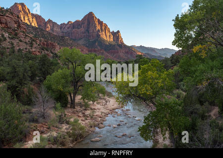 Die majestätischen Zion National Park, weiten Panoramas mit Bergen in der Ferne und ein Strom in den Vordergrund Stockfoto