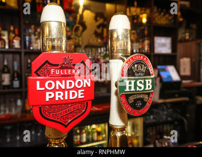 Fuller's London Pride Zapfanlage in einem britischen Pub Stockfoto