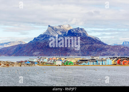 Bunte Inuit Gebäude in Wohnviertel von Nuuk Stadt mit See im Vordergrund und Snow Peak von Sermitsiaq Berg, Grönland Stockfoto