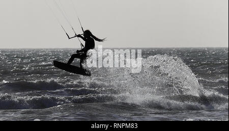 Ein KITESURFER an der Küste im Camber, East Sussex, warmes Wochenende Wetter sehen, Temperaturen in der Nähe der Rekordwerte für Februar steigen, das Met Office gesagt hat. Stockfoto