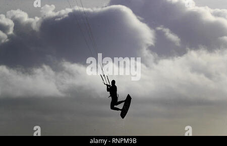 Ein KITESURFER an der Küste im Camber, East Sussex, warmes Wochenende Wetter sehen, Temperaturen in der Nähe der Rekordwerte für Februar steigen, das Met Office gesagt hat. Stockfoto