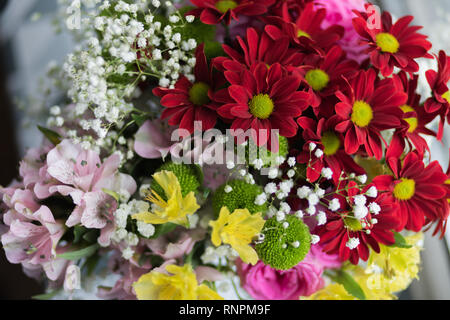 Rates stellt Luxus Kerze mit floralen Komposition und Marmor Effekt für Ihr Zuhause Stockfoto