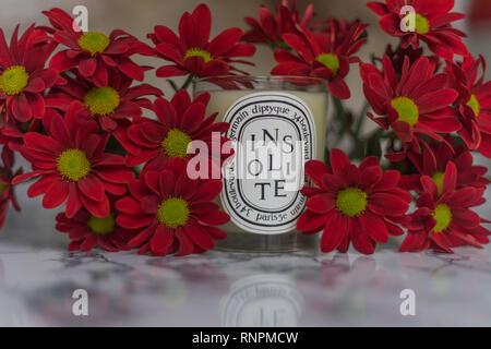 Rates stellt Luxus Kerze mit floralen Komposition und Marmor Effekt für Ihr Zuhause Stockfoto