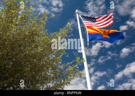 Arizona und USA Flaggen Stockfoto