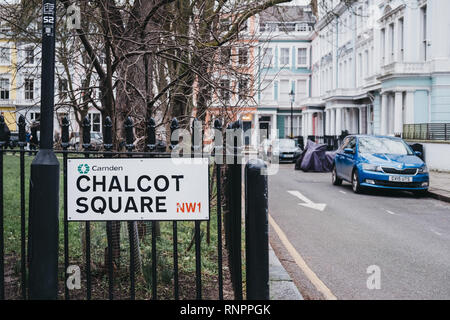 London, UK, 16. Februar 2019: Chalcot Square Square street name Zeichen, bunten Häusern von Primrose Hill im Hintergrund. Primrose Hill ist eine der t Stockfoto