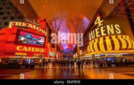 Neon Kuppel der Fremont Street Experience im alten Las Vegas, Casino Hotel 4 Königinnen, Fremont Casino, Nachtaufnahme, Downtown Las Vegas, Downtown, Las Vegas, Stockfoto