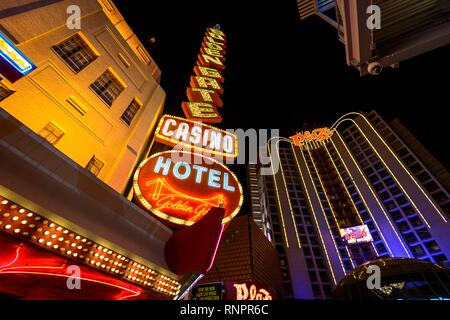 Neon Leuchtreklame der Golden Gate Casino Hotel, Fremont Street Experience im alten Las Vegas, Nachtaufnahme, Downtown, Las Vegas, Nevada, USA, North Americ Stockfoto