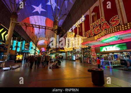 Neon Kuppel der Fremont Street Experience im alten Las Vegas, Nachtaufnahme, Downtown, Las Vegas, Nevada, USA, Nordamerika Stockfoto
