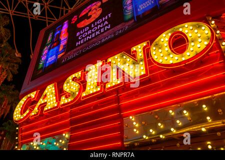 Casino, neon Leuchtreklame, Fremont Street Experience im alten Las Vegas, Nachtaufnahme, Downtown, Las Vegas, Nevada, USA, Nordamerika Stockfoto