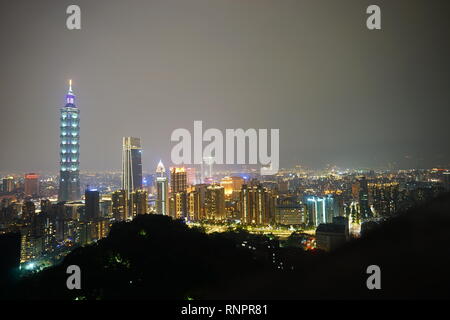 Die Antenne Nachtansicht der Taipei 101 von Elephant Mountain (xiangshan) in Taiwan. Das Konzept der freundlich und praktisch Lebensstil für Immobilien. Stockfoto