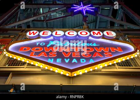 Helle Willkommen im fabelhaften Downtown Las Vegas Nevada Schild an der Fremont Street Experience im alten Las Vegas, Neon Neon signs, Nachtaufnahme, Downtown, Las V Stockfoto