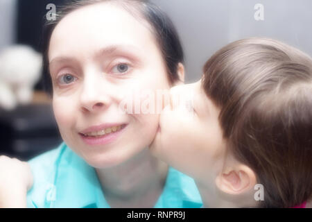 Die Tochter liebt die Mutter. Ihre Mutter Tochter Küsse sanft auf die Wange. Stockfoto