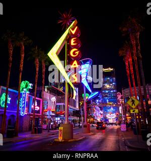 Neon Leuchtreklame bei Nacht, Nachtaufnahme, Fremont Street in Old Las Vegas, Downtown, Las Vegas, Nevada, USA, Nordamerika Stockfoto