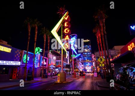 Neon Leuchtreklame bei Nacht, Nachtaufnahme, Fremont Street in Old Las Vegas, Downtown, Las Vegas, Nevada, USA, Nordamerika Stockfoto