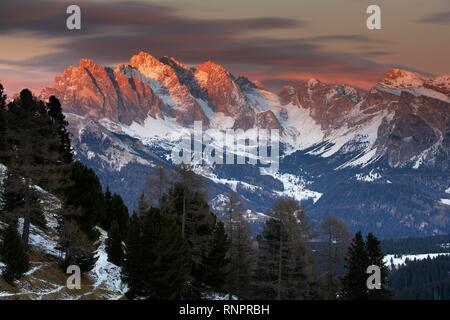 Geislerspitzen im Abendlicht im Winter, Seiser Alm, Südtirol, Italien Stockfoto