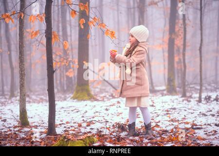 Mädchen, 7 Jahre alt, im Wald von Nebel im Winter, Baden Württemberg, Deutschland Stockfoto