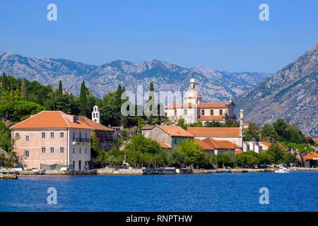 Ort Prcanj mit Kirche Bogorodicin Hram, Bucht von Kotor, Montenegro Stockfoto