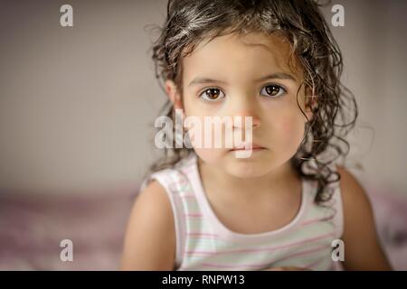 Mädchen, 3 Jahre, mit nassen Haaren, Porträt, Deutschland Stockfoto