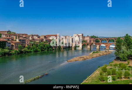 Albi mittelalterliche Stadt am Fluss Tarn, mit blauem Himmel, Tarn, Frankreich Stockfoto