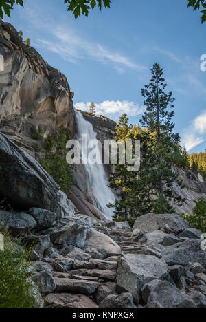 Wir wanderten bis auf den Nebel Spur zu sehen, zwei der berühmten Wasserfälle von Yosemite, Vernal und Nevada Falls. Dieses Bild nähert sich Nevada fällt in der Nähe der Oberseite Stockfoto