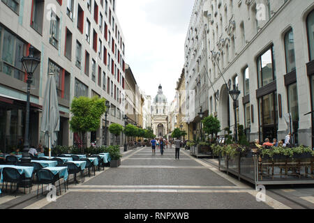 Budapest. Ungarn - 15 07 2015: Blick auf Zrinyi Utca Straße und St. Stephan Basilika Stockfoto