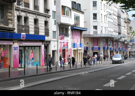 Paris, Frankreich, 21. Juni: Bewohner und Gäste der Stadt einen Spaziergang entlang einer Straße in der Nähe der Geschäfte von Tati am 21. Juni 2012 in Paris. Stockfoto