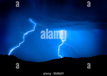 Helle Blitze auf dem Berg mit Radio Tower für Strom und Kommunikation Stockfoto