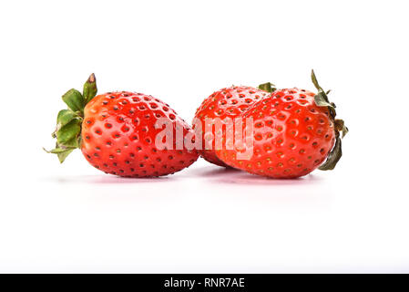Drei frische Erdbeeren auf weißem Hintergrund. Platz kopieren Stockfoto
