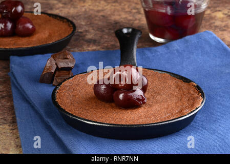 Closeup Brownie mit Bing Kirschen Stockfoto