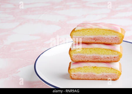 Closeup drei Schichten der englischen Engel Kuchen Stockfoto