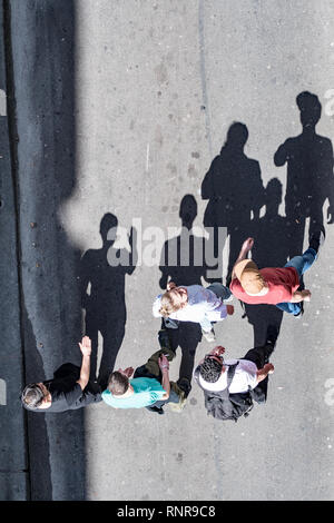 Schatten von Menschen zu Fuß von oben Stockfoto