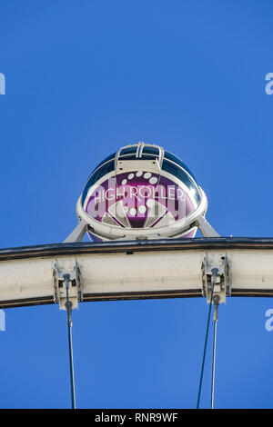 LAS VEGAS, Nevada - Februar 2019: Nahaufnahme einer Kapsel auf den High Roller Riesenrad fahren gegen einen blauen Himmel. Stockfoto