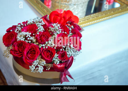 Rot und Weiß heart Bouquet. Mit einem roten Band verbunden. Handgefertigte rosa und roten Bouquet Rose In der Liebe hart-Form Valentine in Nahaufnahme. ein Feld in der Stockfoto