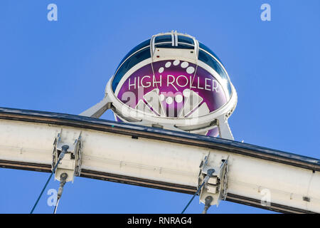 LAS VEGAS, Nevada - Februar 2019: Nahaufnahme einer Kapsel auf den High Roller Riesenrad fahren gegen einen blauen Himmel. Stockfoto