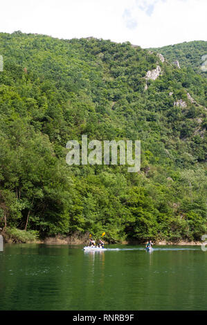 Kajak in Matka Canyon, Skopje, Mazedonien Stockfoto