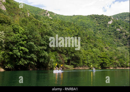 Kajak in Matka Canyon, Skopje, Mazedonien Stockfoto