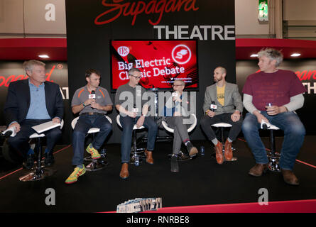 Die diskussionsteilnehmer Tiff Needell, Edd China, Richard Morgan, Jonny Smith, Paul Hudson und Tom Donachie diskutieren, ob klassische Autos in EVs gemacht werden sollten Stockfoto