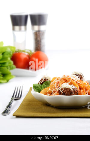 Spaghetti mit Fleischbällchen in einer weißen Schüssel Stockfoto