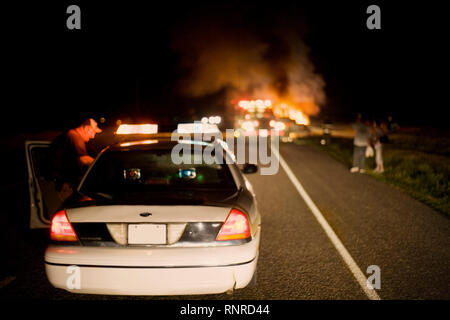 Polizei Auto auf einer Straße in der Nacht. Stockfoto