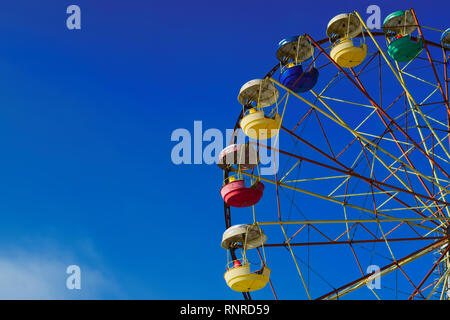 Riesenrad auf dem Hintergrund der blauen Winterhimmel Stockfoto