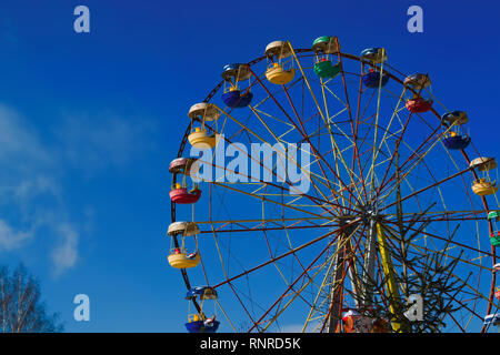 Riesenrad auf dem Hintergrund der blauen Winterhimmel Stockfoto