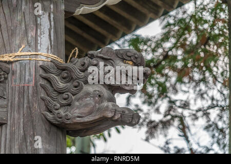 Aus Holz geschnitzte Shishi Lion riechen Schmuck der Chozuya oder Temizuya (Wasser Waschung Pavillon) an Suzukamyo Schrein, in Zama City, Kanagawa Präfekt Stockfoto