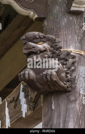 Aus Holz geschnitzte Shishi Lion riechen Schmuck der Chozuya oder Temizuya (Wasser Waschung Pavillon) an Suzukamyo Schrein, in Zama City, Kanagawa Präfekt Stockfoto