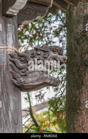 Aus Holz geschnitzte Shishi Lion riechen Schmuck der Chozuya oder Temizuya (Wasser Waschung Pavillon) an Suzukamyo Schrein, in Zama City, Kanagawa Präfekt Stockfoto