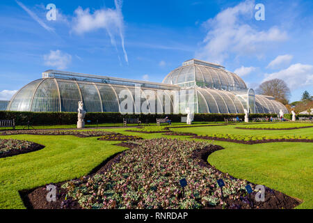 Kew Gardens Palm House, England, UK. Großes altes Gusseisen Gewächshaus. Stockfoto