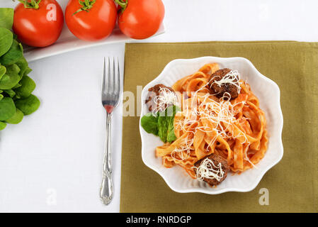 Ansicht von oben Spaghetti mit Fleischbällchen Stockfoto