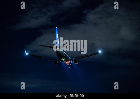 OSAKA, Japan - JAN. 3, 2019: ANA Boeing 737-800 Landung auf dem Internationalen Flughafen Itami in Osaka, Japan in der Nacht. Stockfoto