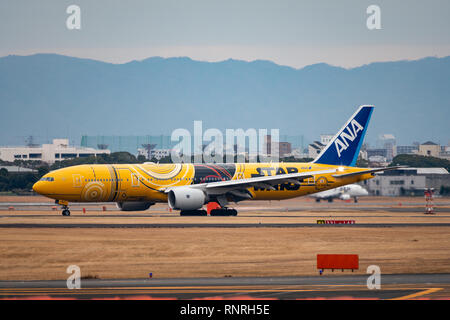 OSAKA, Japan - JAN. 1, 2019: ANA Boeing 777-200ER Tripleseven Star Wars Sonderlackierung Landung auf dem Internationalen Flughafen Itami in Osaka, Japan. Stockfoto