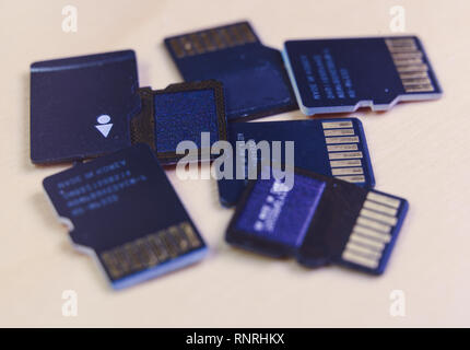 Gruppe von MicroSD-Karten über einen hölzernen Tisch Stockfoto